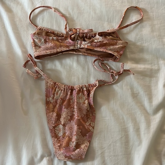 Bikini with adjustable straps and bottoms (top size medium, bottoms size small) - Picture 2 of 2